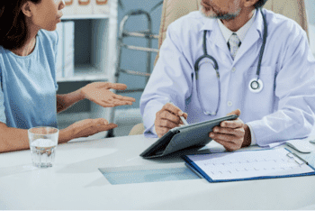 доктор объясняет план лечения соматоформного расстройства